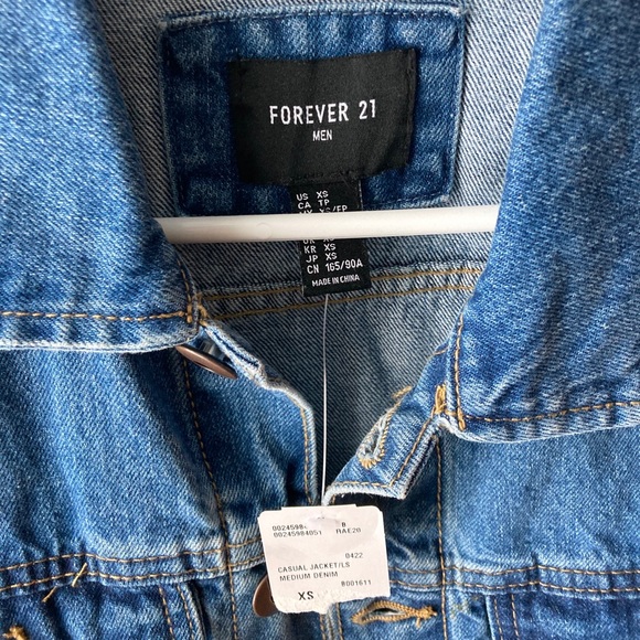 Men’s FOREVER 21 XS distressed denim jacket NWT - Picture 4 of 4